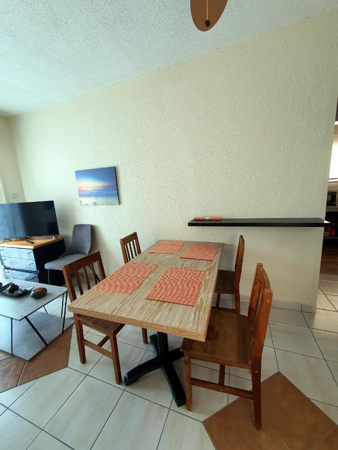 Poseidon 51 - Beachfront Two Bedroom Apartment بافوس المظهر الخارجي الصورة