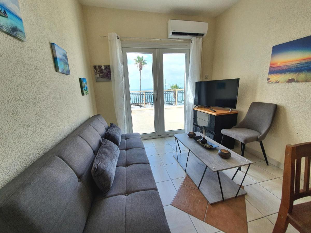 Poseidon 51 - Beachfront Two Bedroom Apartment بافوس المظهر الخارجي الصورة