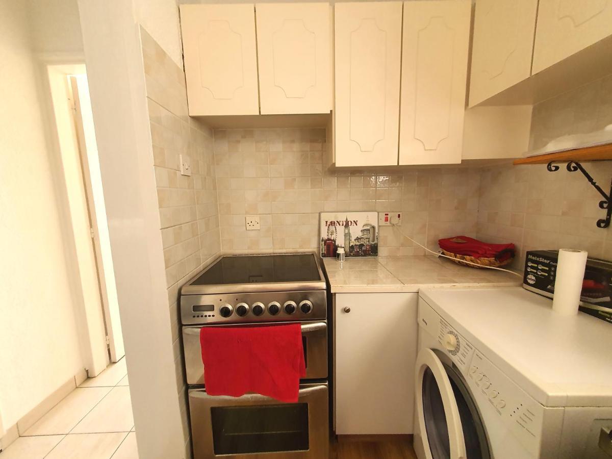 Poseidon 51 - Beachfront Two Bedroom Apartment بافوس المظهر الخارجي الصورة