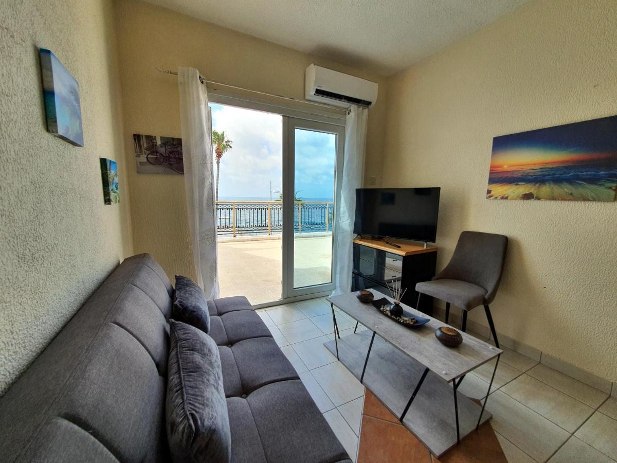 Poseidon 51 - Beachfront Two Bedroom Apartment بافوس المظهر الخارجي الصورة