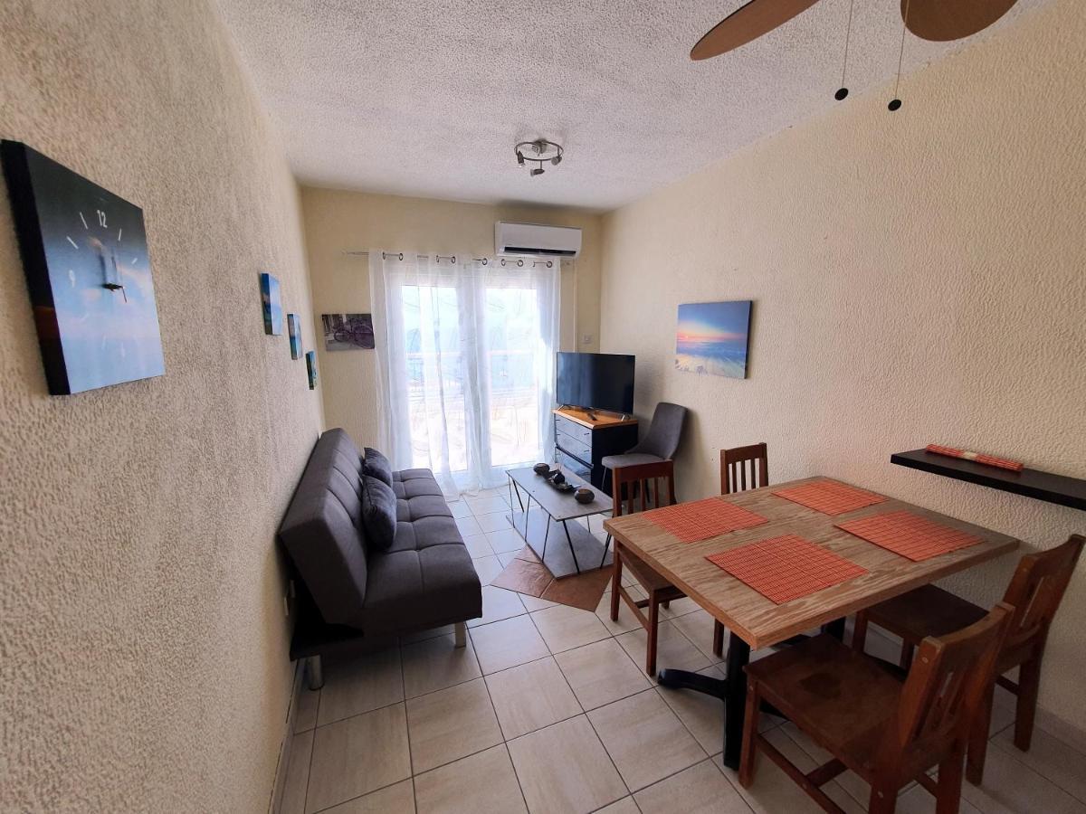Poseidon 51 - Beachfront Two Bedroom Apartment بافوس المظهر الخارجي الصورة