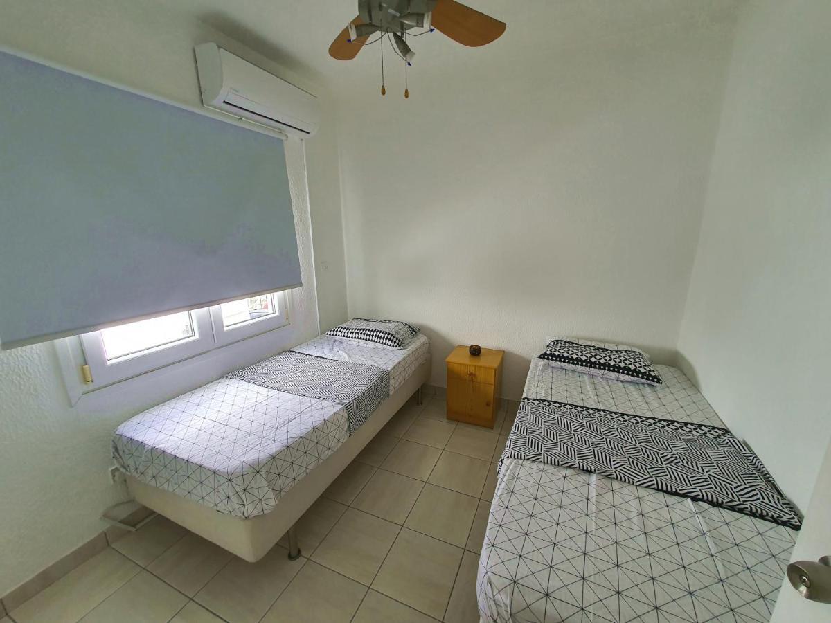 Poseidon 51 - Beachfront Two Bedroom Apartment بافوس المظهر الخارجي الصورة